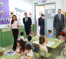 Don Felipe y Doña Letizia visitan un aula de educación infantil y conocen las actividades educativas que se desarrollan con los alumnos