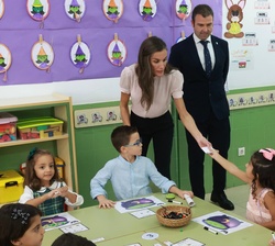 Doña Letizia durante la visita al aula de educación infantil