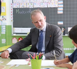 Don Felipe durante la visita al aula de educación infantil
