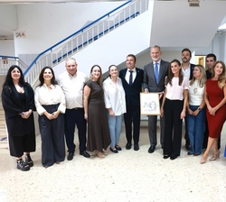 Los Reyes junto a los docentes del CEIP Pintor Eduardo Morillas