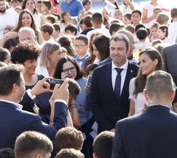 Los Reyes a la salida del Colegio