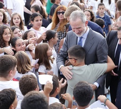 Don Felipe al finalizar la visita con los alumnos