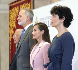 Don Felipe y la Reina durante la interpretación del himno nacional