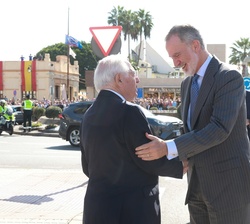 El Rey recibe el saludo del presidente de la Ciudad, Juan José Imbroda