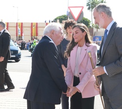 Sus Majestades el Rey a su llegada al Palacio de la Asamblea de la Ciudad Autónoma de Melilla, donde han sido recibidos por el presidente de la Ciudad