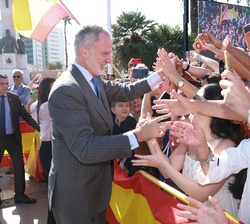 Don Felipe recibe el cariño de los melillenses tras su llegada