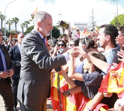 Don Felipe recibe muestras de cariño de los melillenses