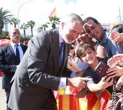 Don Felipe en un selfie con los vecinos de Melilla