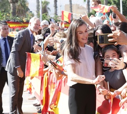 Doña Letizia durante el cariñoso recibiento de los vecinos de Melilla