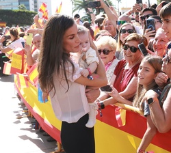 La Reina con uno de los pequeños melillenses