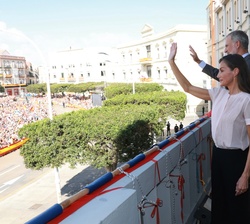 El Rey y la Reina saludan a los melillenses desde el Palacio de la Asamblea