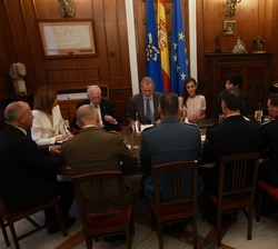 Los Reyes durante la reunión de trabajo celebrada en el despacho del presidente de la Ciudad Autónoma, junto a representantes institucionales y autori