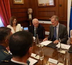 Don Felipe y Doña Letizia en la reunión de trabajo celebrada en el despacho del presidente de la Ciudad Autónoma