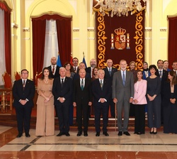 Don Felipe y Doña Letizia junto a los representantes de la Asamblea de la Ciudad Autónoma de Melilla en la fotografía de grupo celebrada al término de