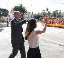 Los Reyes a su salida del Palacio de la Asamblea de Melilla