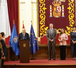 Los Reyes en el Salón Dorado durante las palabras del presidente de la Ciudad de Melilla