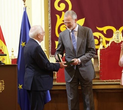 El presidente Imbroda entrega a Su Majestad el Rey de la llave de la Ciudad de Melilla