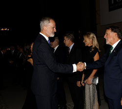 Su Majestad el Rey recibe el saludo del presidente del Grupo Planeta, José Creuheras