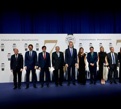 Sus Majestades los Reyes junto al presidente del Grupo Planeta y autoridades asistentes a la entrega de la LXXV Edición del Premio Planeta de Novela