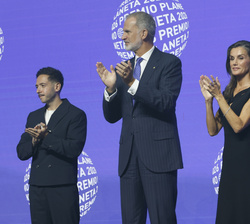 Sus Majestades los Reyes junto al finalista del Premio Planeta, Sergio Hernández