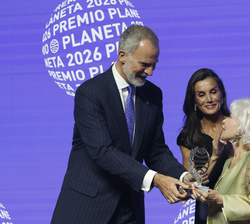 Sus Majestades los Reyes hacen entrega del Premio Planeta de Novela 2026 a la escritora Isabel Allende