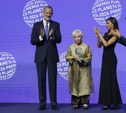 Sus Majestades los Reyes y el presidente del Grupo Planeta junto a la ganadora del LXXV Premio Planeta, Isabel Allende