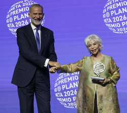 Don Felipe y Doña Letizia junto a Isabel Allende, ganadora del Premio Planeta 2026