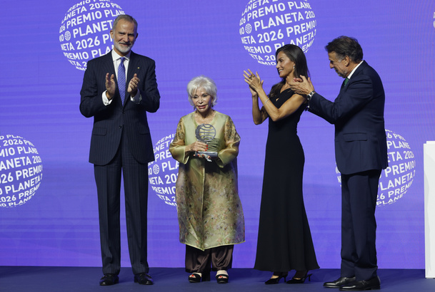 Sus Majestades los Reyes y el presidente del Grupo Planeta junto a la ganadora del LXXV Premio Planeta, Isabel Allende
