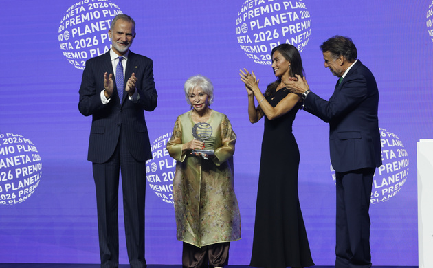 Sus Majestades los Reyes y el presidente del Grupo Planeta junto a la ganadora del LXXV Premio Planeta, Isabel Allende