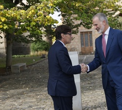 Su Majestad el Rey recibido a su llegada por el presidente de la Generalitat de Cataluña, Salvador Illa