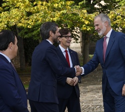 Su Majestad el Rey recibido a su llegada por el ministro de Cultura, Ernest Urtasun