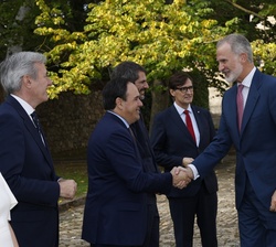Su Majestad el Rey recibido a su llegada por el presidente de la Generalitat Valenciana, Juan Francisco Pérez Llorca