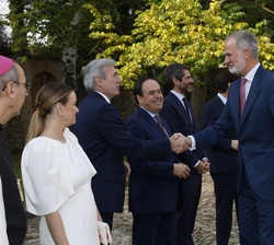 Su Majestad el Rey recibido a su llegada por el presidente de Aragón, Jorge Antonio Azcón