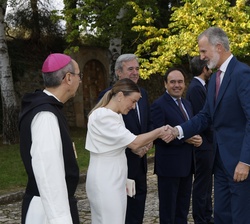 Su Majestad el Rey recibido a su llegada por la presidenta de las Illes Balears, Margalida Prohens