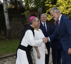 Su Majestad el Rey recibido a su llegada por el abad del Monasterio Cisterciense de Poblet, Rafael Barruè