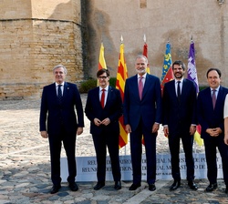 Su Majestad el Rey con las autoridades asistentes a la reunión en el exterior del Real Monasterio de Santa María de Poblet
