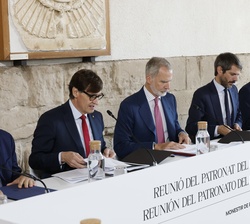 Su Majestad el Rey en la mesa de la reunión del Patronato de la Fundación del Real Monasterio de Santa María de Poblet