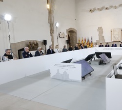 Vista general de la mesa de la reunión del Patronato de la Fundación del Real Monasterio de Santa María de Poblet