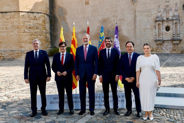 Su Majestad el Rey con las autoridades asistentes a la reunión en el exterior del Real Monasterio de Santa María de Poblet