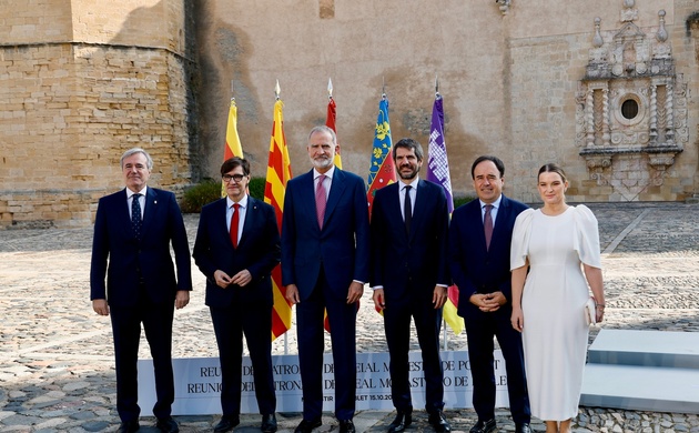 Su Majestad el Rey con las autoridades asistentes a la reunión en el exterior del Real Monasterio de Santa María de Poblet