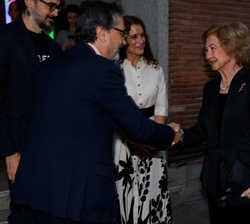 Doña Sofía recibe el saludo del secretario general y del Consejo de Administración de Radiotelevisión Española, Alfonso Morales, en presencia de la se