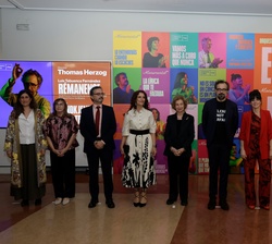 Fotografía de grupo de S.M. la Reina Doña Sofía junto a las autoridades que la recibieron a su llegada al Teatro Monumental de Madrid
