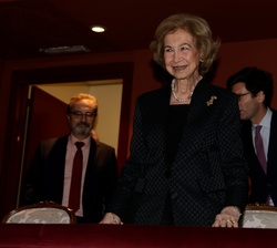 Su Majestad la Reina Doña Sofía ocupa su lugar en el palco del teatro