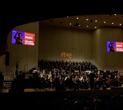 Vista general del escenario durante la primera parte del concierto
