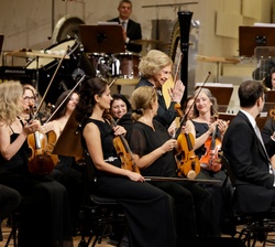 S.M. la Reina Doña Sofía accede al escenario al finalizar la primera parte del concierto para hacer entrega del Premio Reina Sofía de Composición Musi