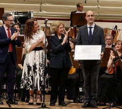 Doña Sofía junto al galardonado con el Premio Reina Sofía de Composición Musical, el compositor Luis Tabuenca Fernández
