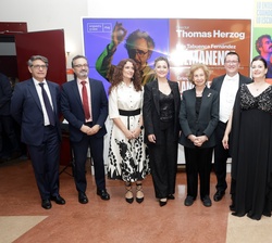 Fotografía de grupo de Doña Sofía junto al director de la orquesta de RTVE, Thomas Herzog; la mezzosoprano, Esmeralda Espinosa; la contralto, Ekaterin