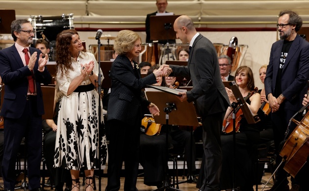 Su Majestad la Reina Doña Sofía entrega el diploma al compositor, Luis Tabuenca Fernández