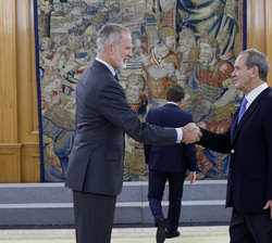Don Felipe recibe el saludo del Secretario General Iberoamericano, Andrés Allamand