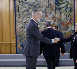 Don Felipe recibe el saludo de la Secretaria de Estado para Iberoamérica y el Caribe y el Español en el Mundo, Susana Sumelzo